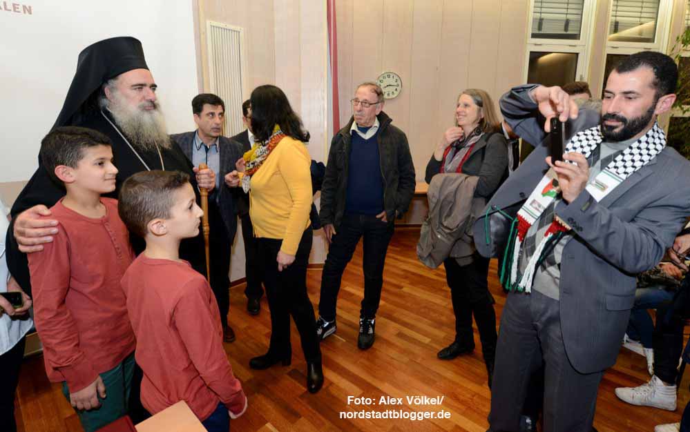 Schlangenstehen für Gruppenfotos: Vor allem die palästinensischen Christen fühlten sich durch den Besuch geehrt.