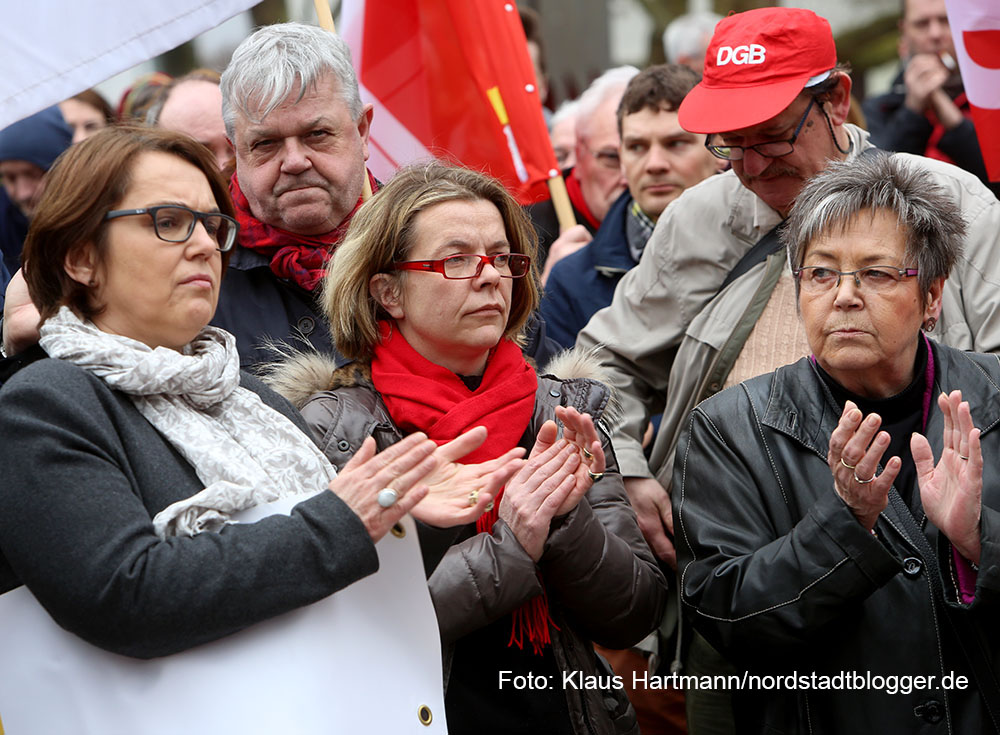 Der Arbeitskreis gegen Rechtsextremismus gedachte in seinem Marsch der Toten durch Rechte Gewalt. Symbolisch für die fünf Dortmunder Toten wurden fünf Särge getragen. in der Mitte Nadja Lüders, die den Vorsitz im NSU-Ausschuss des Landtags NRW abgegeben hat