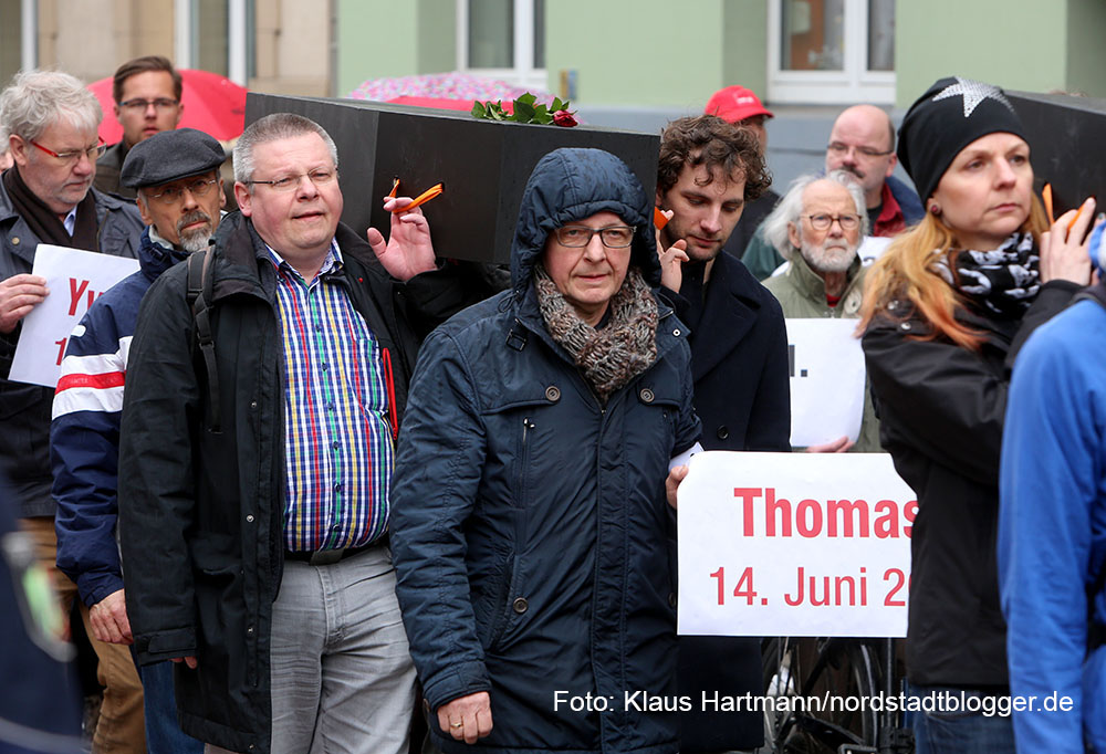 Der Arbeitskreis gegen Rechtsextremismus gedachte in seinem Marsch der Toten durch Rechte Gewalt. Symbolisch für die fünf Dortmunder Toten wurden fünf Särge getragen. Die Demonstrationteilnehmer tragen Särge, symbolisch für die Dortmunder Opfer