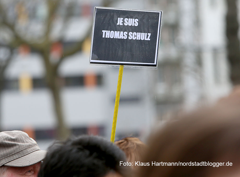 Der Arbeitskreis gegen Rechtsextremismus gedachte in seinem Marsch der Toten durch Rechte Gewalt. Symbolisch für die fünf Dortmunder Toten wurden fünf Särge getragen