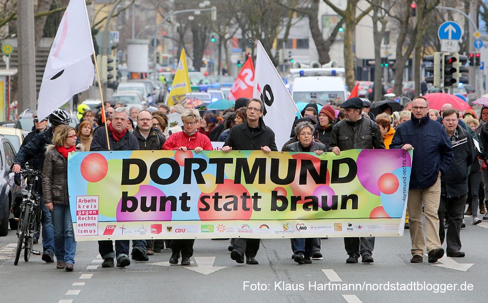 Der Arbeitskreis gegen Rechtsextremismus gedachte in seinem Marsch der Toten durch Rechte Gewalt. Symbolisch für die fünf Dortmunder Toten wurden fünf Särge getragen