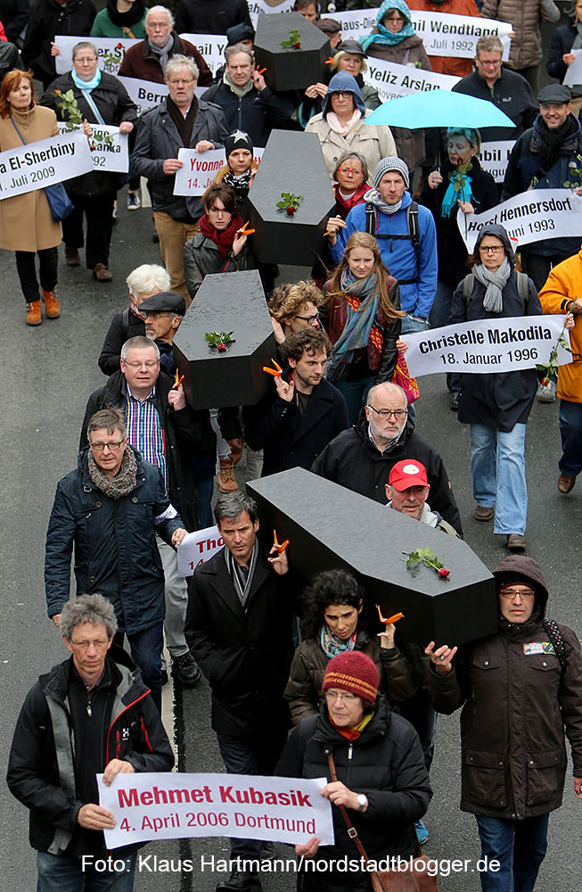 Der Arbeitskreis gegen Rechtsextremismus gedachte in seinem Marsch der Toten durch Rechte Gewalt. Symbolisch für die fünf Dortmunder Toten wurden fünf Särge getragen. Die Demonstrationteilnehmer tragen Särge, symbolisch für die Dortmunder Opfer