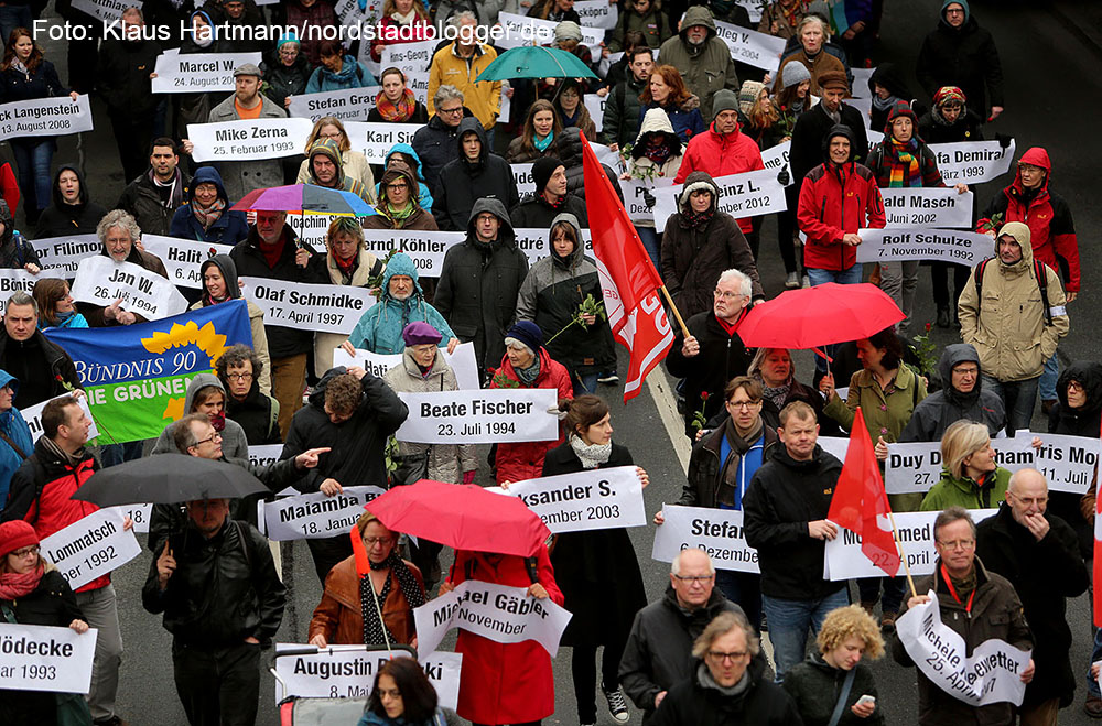 Der Arbeitskreis gegen Rechtsextremismus gedachte in seinem Marsch der Toten durch rechte Gewalt. Symbolisch für die fünf Dortmunder Toten wurden fünf Särge getragen. Namensschilder mit den Opfern rechter Gewalt in Deutschland