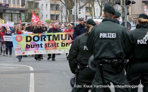 Der Arbeitskreis gegen Rechtsextremismus gedachte in seinem Marsch der Toten durch Rechte Gewalt. Symbolisch für die fünf Dortmunder Toten wurden fünf Särge getragen. Der ZUg kam dem Naziaufmarsch an der Saarlandstraße sehr nahe