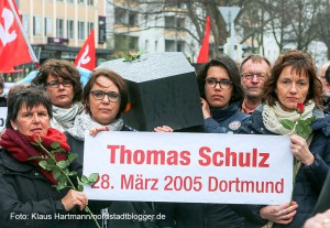 Der Arbeitskreis gegen Rechtsextremismus gedachte in seinem Marsch der Toten durch rechte Gewalt. Symbolisch für die fünf Dortmunder Toten wurden fünf Särge getragen. Die Demonstrationsteilnehmer tragen Särge, symbolisch für die Dortmunder Opfer