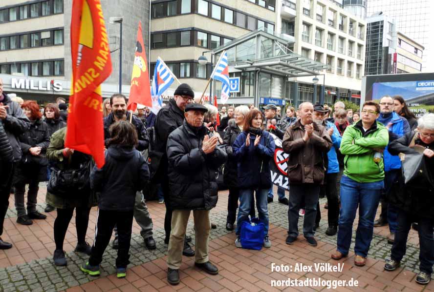 Das Bündnis gegen Rechts und die VVN/BdA hatten die Gedenkveranstaltung am Tatort organisiert.