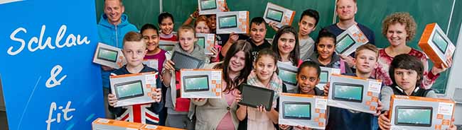 Helen Waltener freute sich, den beiden Klassenlehrern Stefan Spec und Imo Gatz sowie den Sechstklässlern 30 Tablets für den multimedialen Unterricht zu übergeben. Foto: Stephan Schütze/Dokom