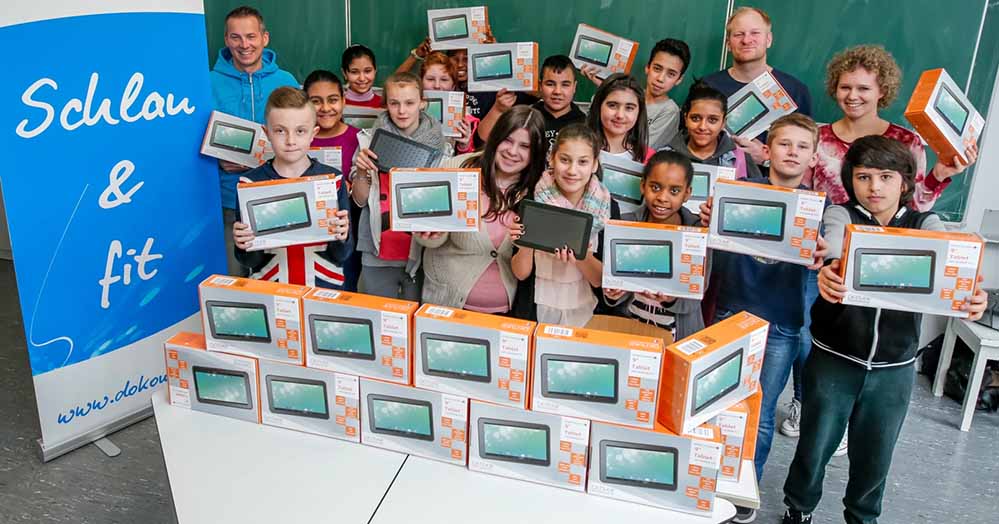 Helen Waltener freute sich, den beiden Klassenlehrern Stefan Spec und Imo Gatz sowie den Sechstklässlern 30 Tablets für den multimedialen Unterricht zu übergeben. Foto: Stephan Schütze/Dokom