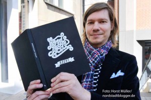 Stephan Schwabe und sein Kochbuch "Nordstadt kocht". Der Fotgraf verzichtet nicht nur auf Honorar, sondern liess es auf eigene Kosten drucken. Den Verkaufserlös spendet er der Dortmunder Tafel. Zur öffentlichen  Buchpräsentation hatten der Autor und der Dortmunder Druckverlag Kettler in das alte Sudhaus des Brauereimuseums eingeladen.