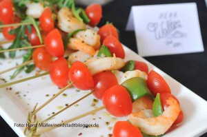 Scampi-Spiesse von Herrn Walter: das Buffet bei der öffentlichen Präsentation des Kochbuchs "Nordstadt kocht" von Stephan Schwabe kam von den im Buch vertretenen Gastronomiebetrieben.. Der Fotograf verzichtet nicht nur auf Honorar, sondern liess es auf eigene Kosten drucken. Den Verkaufserlös spendet er der Dortmunder Tafel. Zur öffentlichen  Buchpräsentation hatten der Autor und der Dortmunder Druckverlag Kettler in das alte Sudhaus des Brauereimuseums eingeladen.