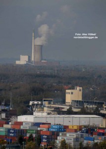 Der Blick über den Dortmunder Hafen bis zum  Kraftwerk Knepper.