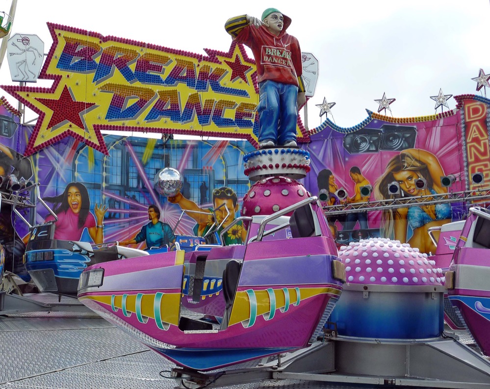 Aufbau der Osterkirmes auf dem Festplatz Eberstraße.