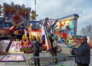 Aufbau der Osterkirmes auf dem Festplatz Eberstraße.