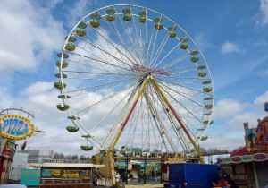 Aufbau der Osterkirmes auf dem Festplatz Eberstraße.