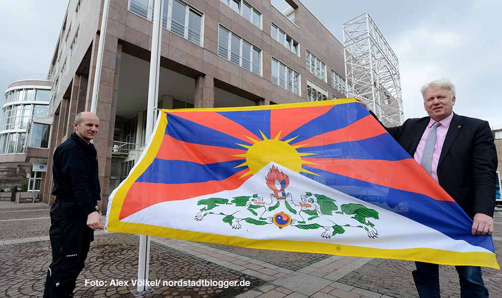 OB Ullrich Sierau hisst mit Rathaus-Mitarbeiter Werner Krähe die Tibet-Flagge vor dem Rathaus Dortmund.