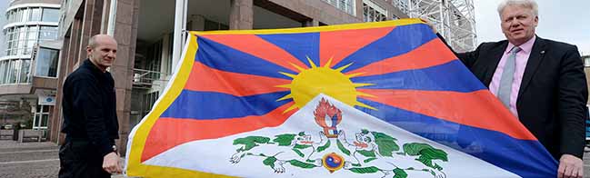 OB Ullrich Sierau hisst mit Rathaus-Mitarbeiter Werner Krähe die Tibet-Flagge vor dem Rathaus Dortmund.