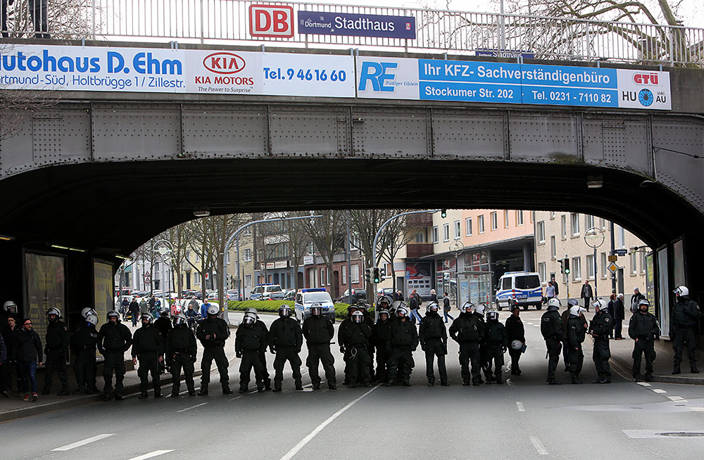 Nazi-Demonstration am 10. Todestag von Thomas "Schmuddel" Schulz. Polizeiabsperrung an der Ruhrallee