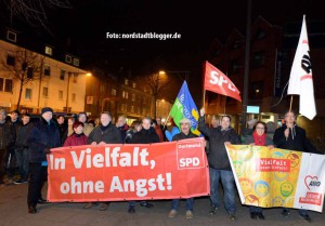 Die Zivilgesellschaft hat bei den wöchentlichen Veranstaltungen Flagge gezeigt. Die Neonazis waren meist deutlich in der Minderheit.