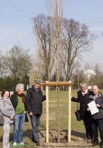 (v.l.n.r.) Anna Markmann (Bereichsleiterin Jobcenter), Andreas Koch (Grünbau GmbH), Ingo Klemme (2. Vorsitzender Grüner Kreis e.V.), Dr. Wilhelm Grote (Freundeskreis Frendenbaum e.V., Michael Stoeckert (Fachkoordinator Tiefbaumat-Bereich Stadtgrün) vor der neuen Pappelallee