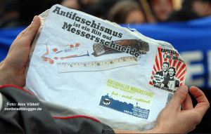 Nach der tödlichen Messerattacke auf den Punker Thomas Schulz verbreiteten Neonazis Aufkleber mit dem Motto: Antifaschismus ist ein Ritt auf Messers Schneide. Archivbild: Völkel