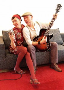 Jenny Weng (Gesang und Kazoo) und Eddie Arndt (Gitarre und Gesang) bilden das Duo "Rawsome Delights".