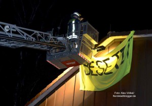 Die Feuerwehr musste das "Besetzt"-Banner mit der Drehleiter entfernen.