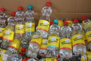 „Kein Wasser für Rassisten" stand auf den Flaschen für die Teilnehmer. Foto: Hartwich