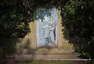 Grabmal der Familie Tiemann aus dem Jahr 1904. Der Gastwirt wohnte in der Heilige Garten Straße. Das Grabmal steht unter Denkmalschutz.