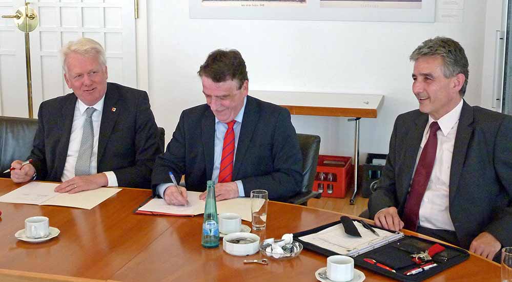 Minister Michael Groschek (Mitte) unterzeichnete mit OB Ullrich Sierau im Beisein von Thomas Böhm die Logistik.