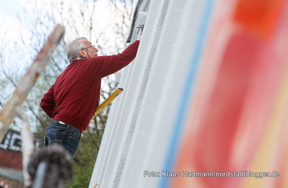 Mauer Galerie, Streetart 2015 in der Weißenburger Straße am Kraftwerk. Peter Krüger aus Gütersloh skizziert seine Arbeit "Großstadtgetriebe"
