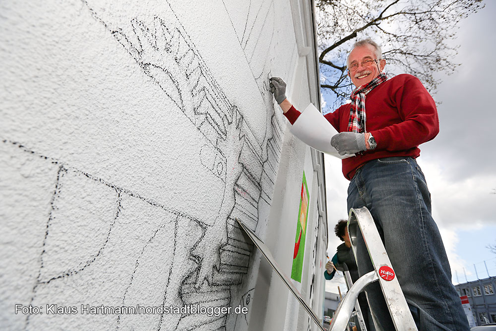 Mauer Galerie, Streetart 2015 in der Weißenburger Straße am Kraftwerk. Peter Krüger aus Gütersloh skizziert seine Arbeit "Großstadtgetriebe"