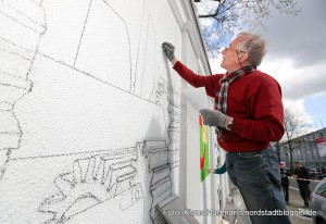 Mauer Galerie, Streetart 2015 in der Weißenburger Straße am Kraftwerk. Peter Krüger aus Gütersloh skizziert seine Arbeit "Großstadtgetriebe"