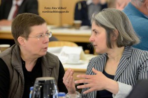 Christina Lüdeke (re.) - im Gespräch mit Birgit Zoerner - koordiniert die ehrenamtliche Hilfe am Ostpark.