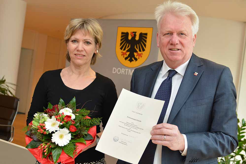 Ullrich Sierau überreichte Daniela Schneckenburger die Ernennungsurkunde. Foto: Stefanie Kleemann/Stadt Do
