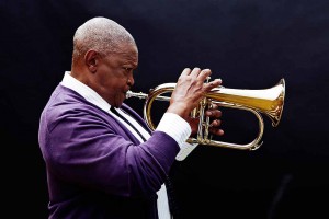 Hugh Masekela tritt während des Festivals im Dietrich-Keuning-Haus auf.