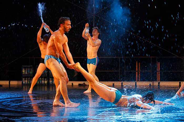 Die Tanzcompany "Bodytalk" zeigt ihre Inszenierung von "Ossimisten Wessimisten" im Theater im Depot. Foto: Sebastian Stöber/ TiD
