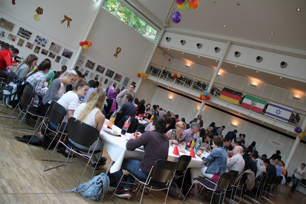Essen in der Jüdische Kultusgemeinde. Foto: Gaye Suse Kromer