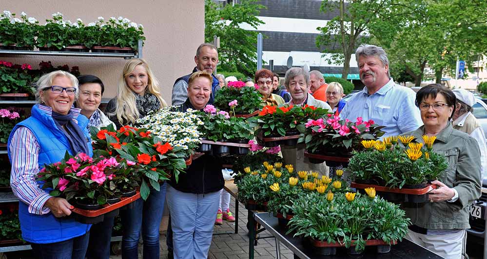 Die rund 400 Mieterinnen und Mieter im Bereich der Heiligegartenstraße bekamen Blumen.