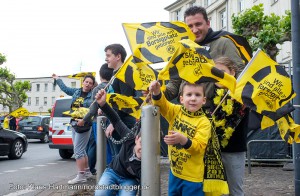 Spontane Feier von BvB-Fans trotz Niederlage im Pokal am Borsigplatz