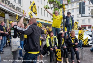 Spontane Feier von BvB-Fans trotz Niederlage im Pokal am Borsigplatz