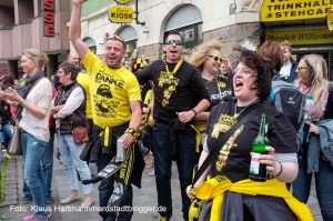 Spontane Feier von BvB-Fans trotz Niederlage im Pokal am Borsigplatz