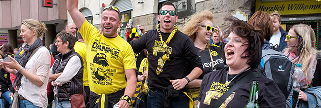 Spontane Feier von BvB-Fans trotz Niederlage im Pokal am Borsigplatz