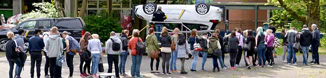 Geduldig standen die Schüler Schlange, um sich typisieren zu lassen. Foto: Schule