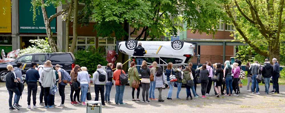 Geduldig standen die Schüler Schlange, um sich typisieren zu lassen. Foto: Schule