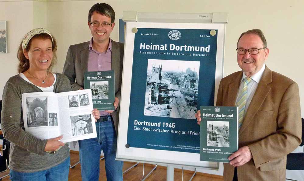 "Dortmund 1945 - Eine Stadt zwischen Krieg und Frieden" ist Thema der aktuellen Ausgabe von Heimat Dortmund. Von links: Dr. Andrea Zupancic, Leiterin des Bildarchivs im Stadtarchiv, Dr. Stefan Mühlhofer, Direktor des Stadtarchivs und Adolf Miksch, Vorsitzender des Historischen Vereins, präsentierten das Heft. (Foto: Joachim vom Brocke)