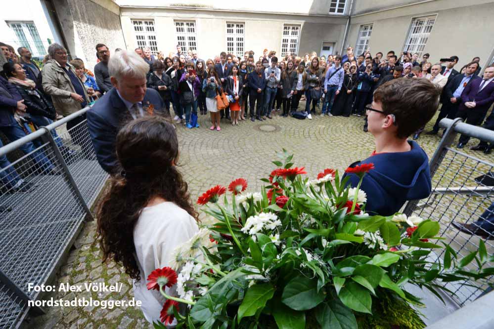 Im Rahmen der Internationale Demokratietage legten die Teilnehmer einen Kranz zum Gedenken an die Opfer des Nazi-Terrors in der Steinwache nieder.
