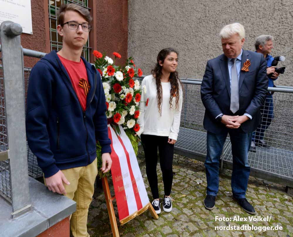 Im Rahmen der Internationale Demokratietage legten die Teilnehmer einen Kranz zum Gedenken an die Opfer des Nazi-Terrors in der Steinwache nieder.