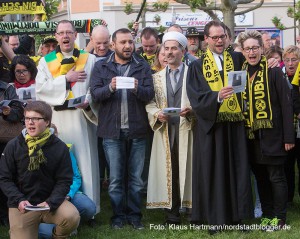 Buchvorstellung und BVB - Fans feiern vier Tage vor dem Pokalfinale unter dem Motto "Auf dem Weg nach Berlin - Wir lassen nichts unversucht" einen ökumenischen Gottesdienst. anschließend zogen die Fans zum Borsigplatz