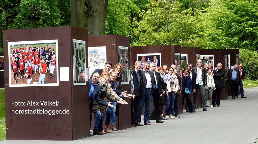 Die Ausstellung „Wir: Echt Nordstadt – 106 Gruppenporträts“ steht bis September im Fredenbaumpark.