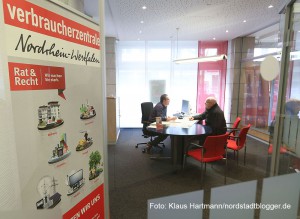 Verbraucherzentrale feiert fünfzigjähriges Jubiläum in der Reinoldistraße. Marlies Berndsen ist in den neuen Räumlichkeiten zu Besuch. Beratungssituation